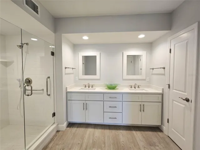 Dual vanities in the owner's en-suite bathroom.