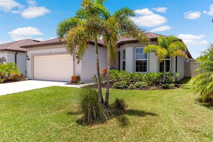 Great curb appeal 6'privacy fenced back yard
