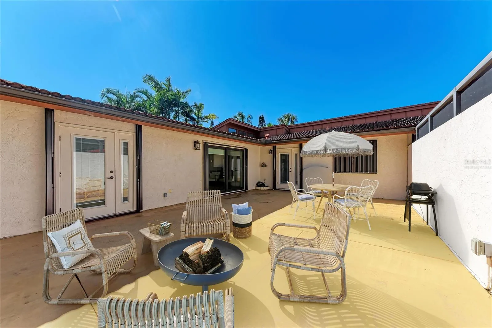 Huge Courtyard!! - Virtually staged