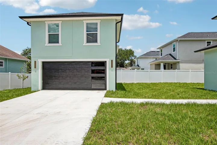 detached garage w/ upper ADU