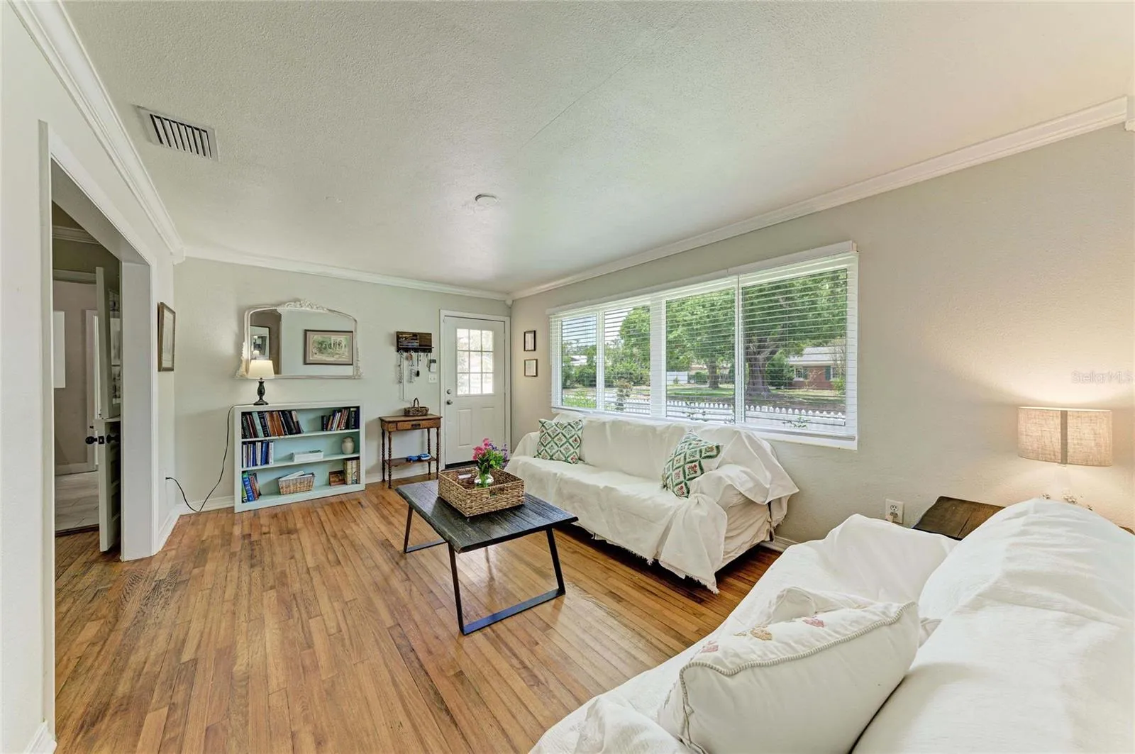 Living Room 01