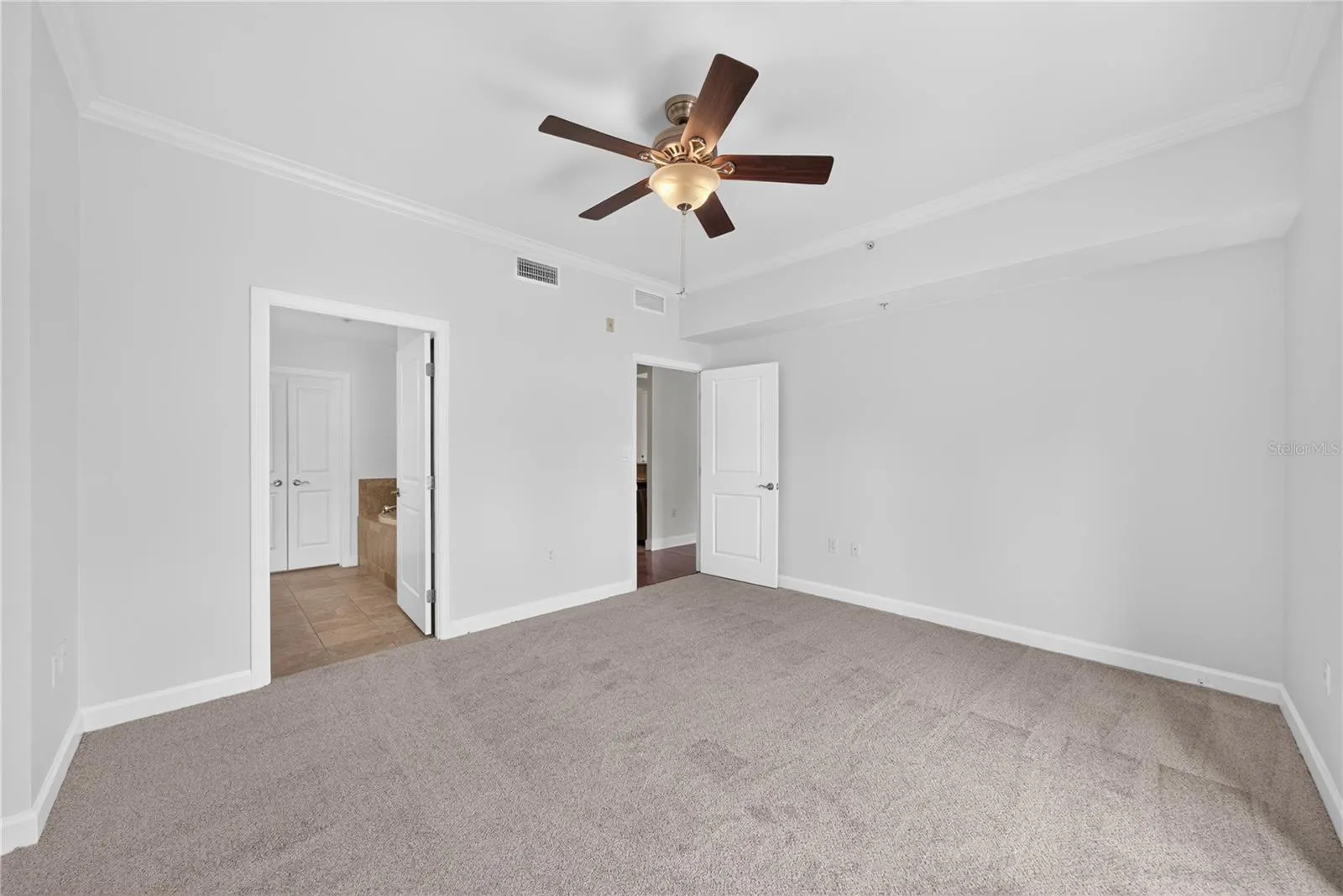 Primary w/ Ensuite