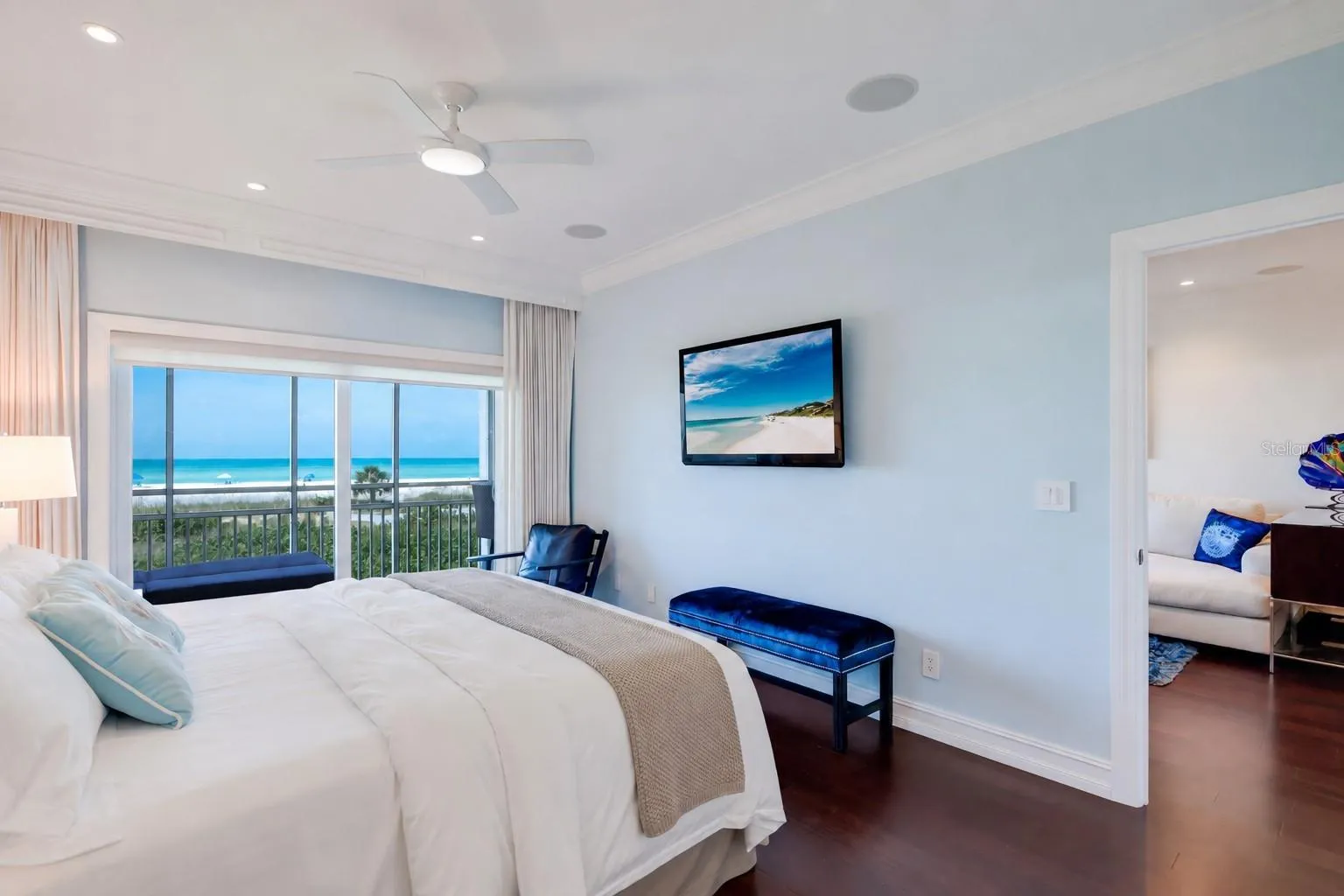 Features En-Suite Bath and Walk-In Closet