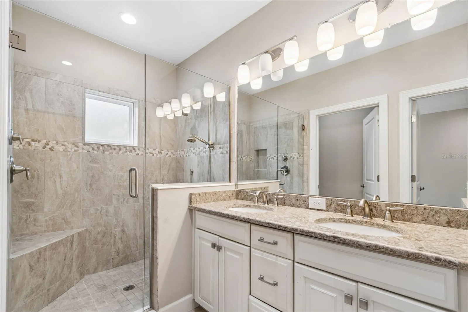 Primary En-Suite Bath