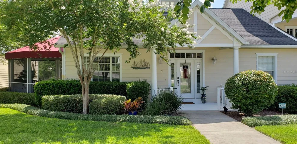Rare one story townhouse in prime location to historical Clermont