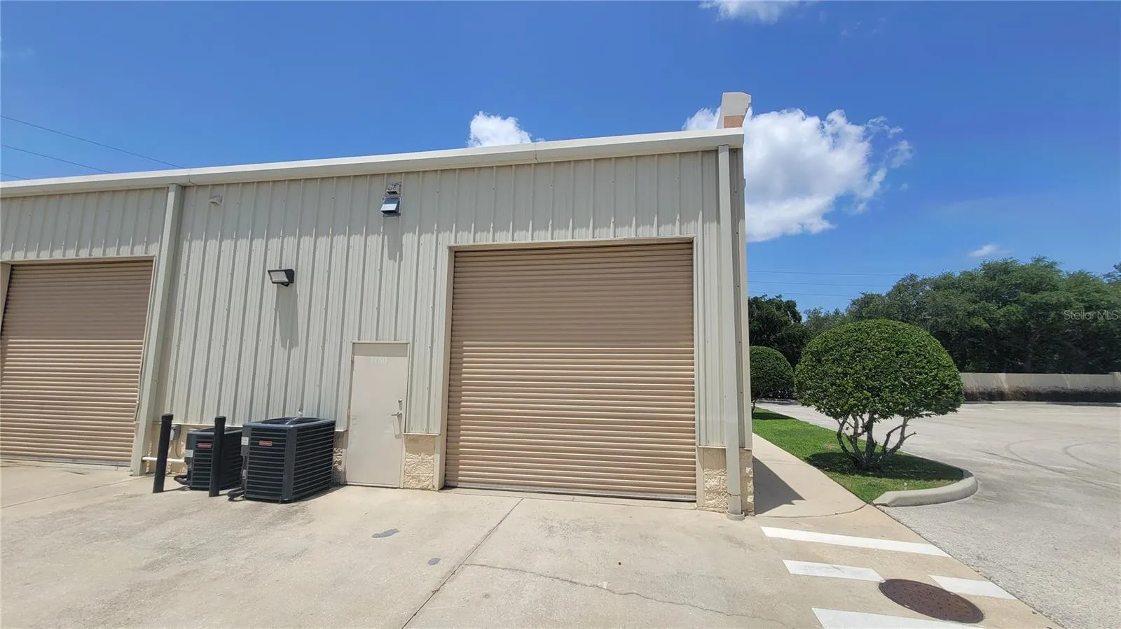 Rollup door to warehouse