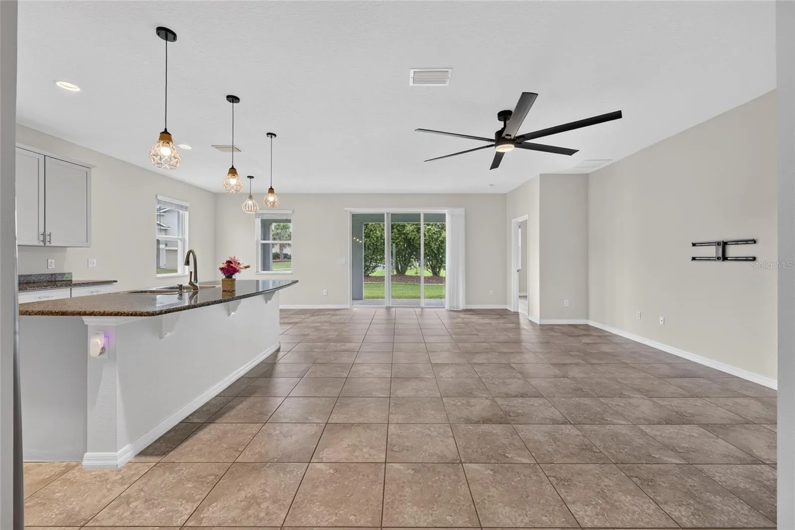 Open plan with triple sliders