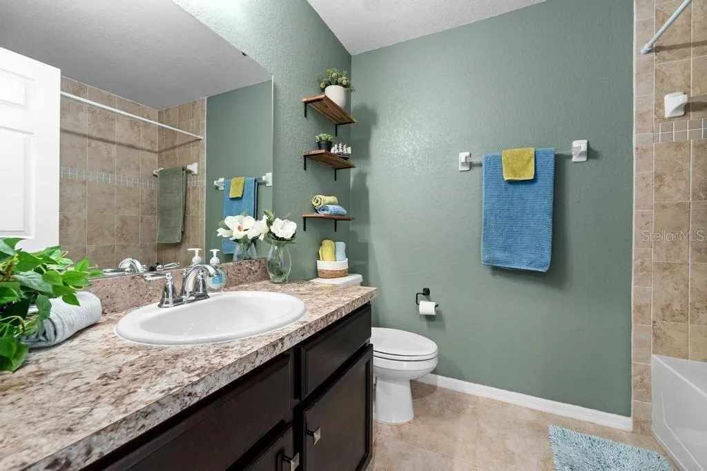 2nd full bath with tub