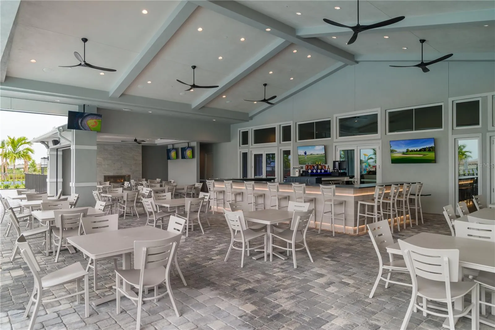 Exterior Restaurant Seating