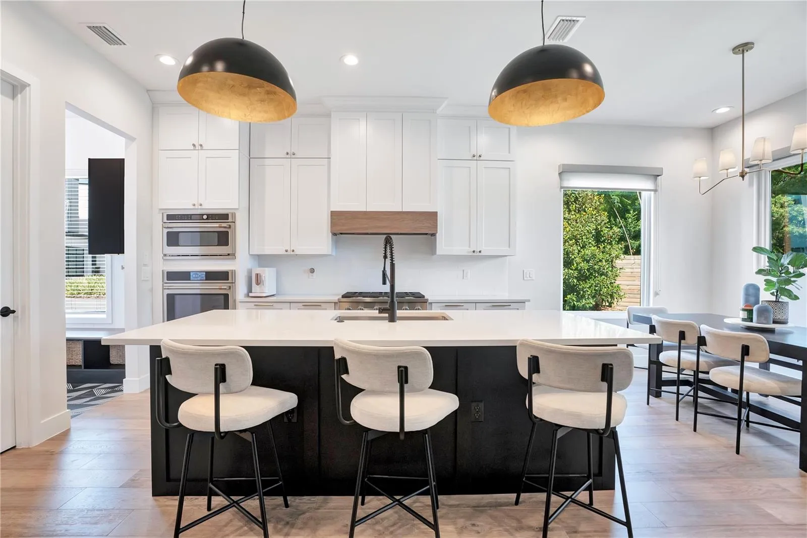 Kitchen with breakfast bar/island
