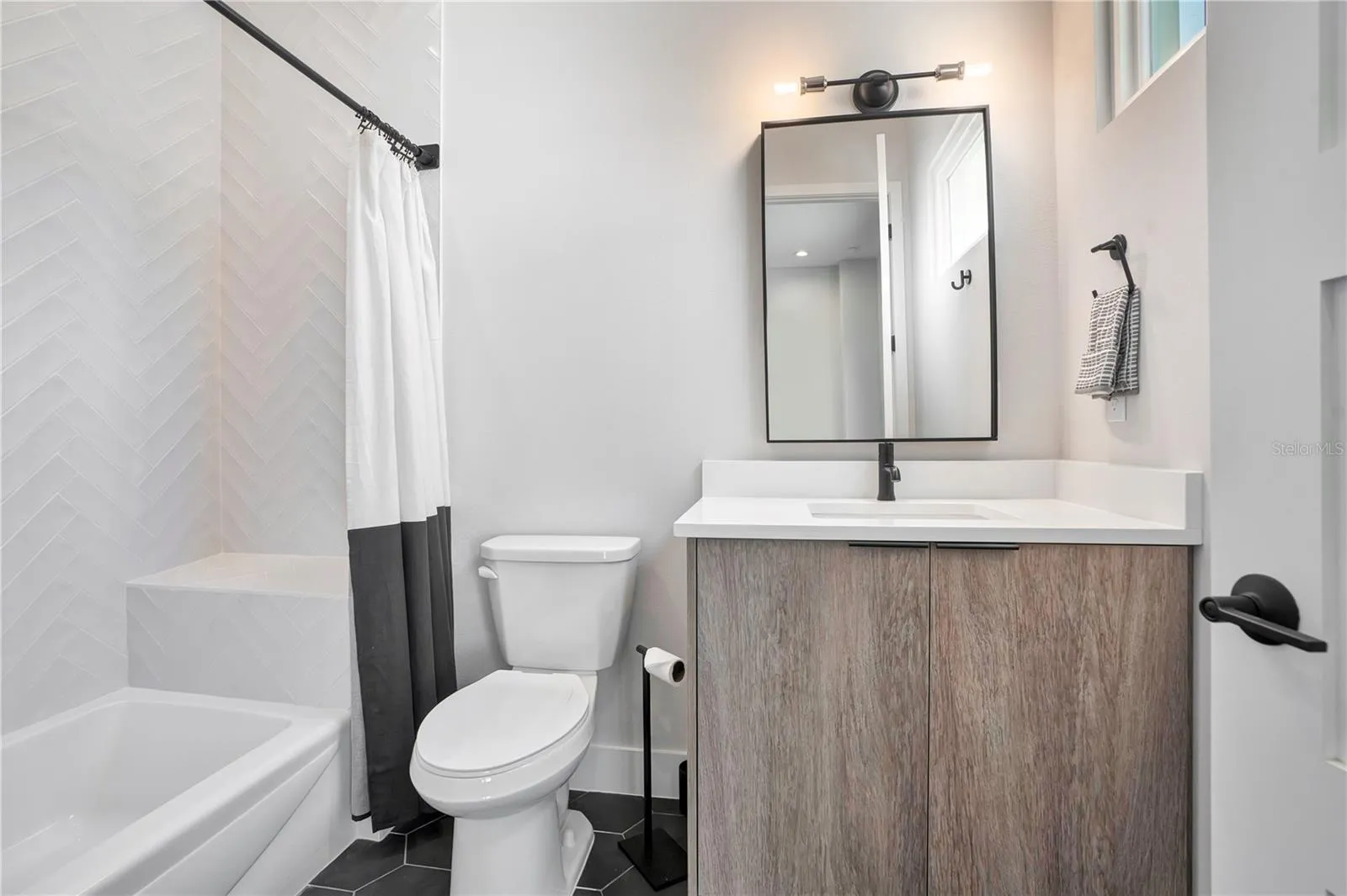 Ensuite bath in exercise room