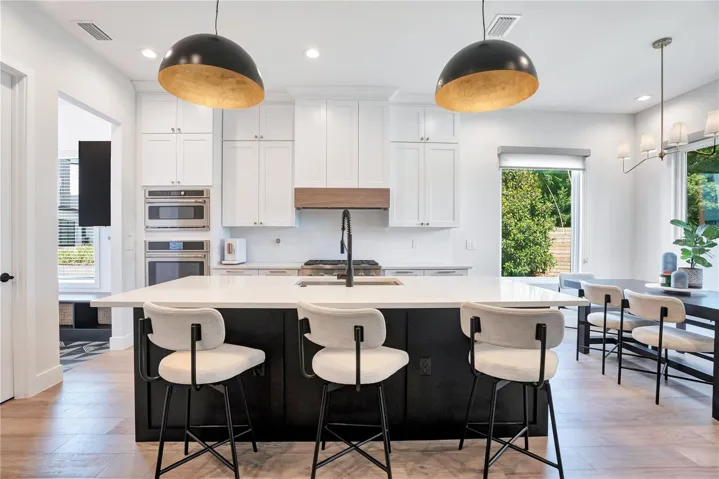 Kitchen with breakfast bar/island