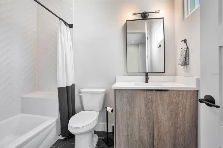 Ensuite bath in exercise room