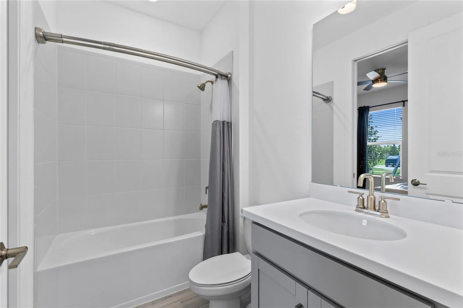 Full bath 2.