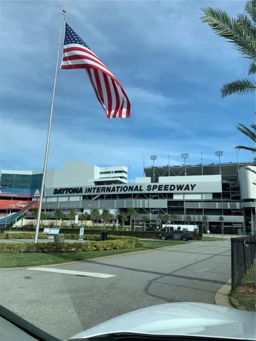 30 minutes to Daytona Beach for Nascar and Bike Week