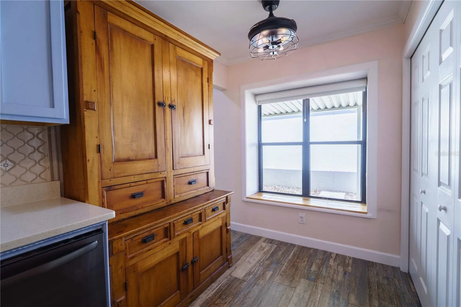 Window seat in kitchen