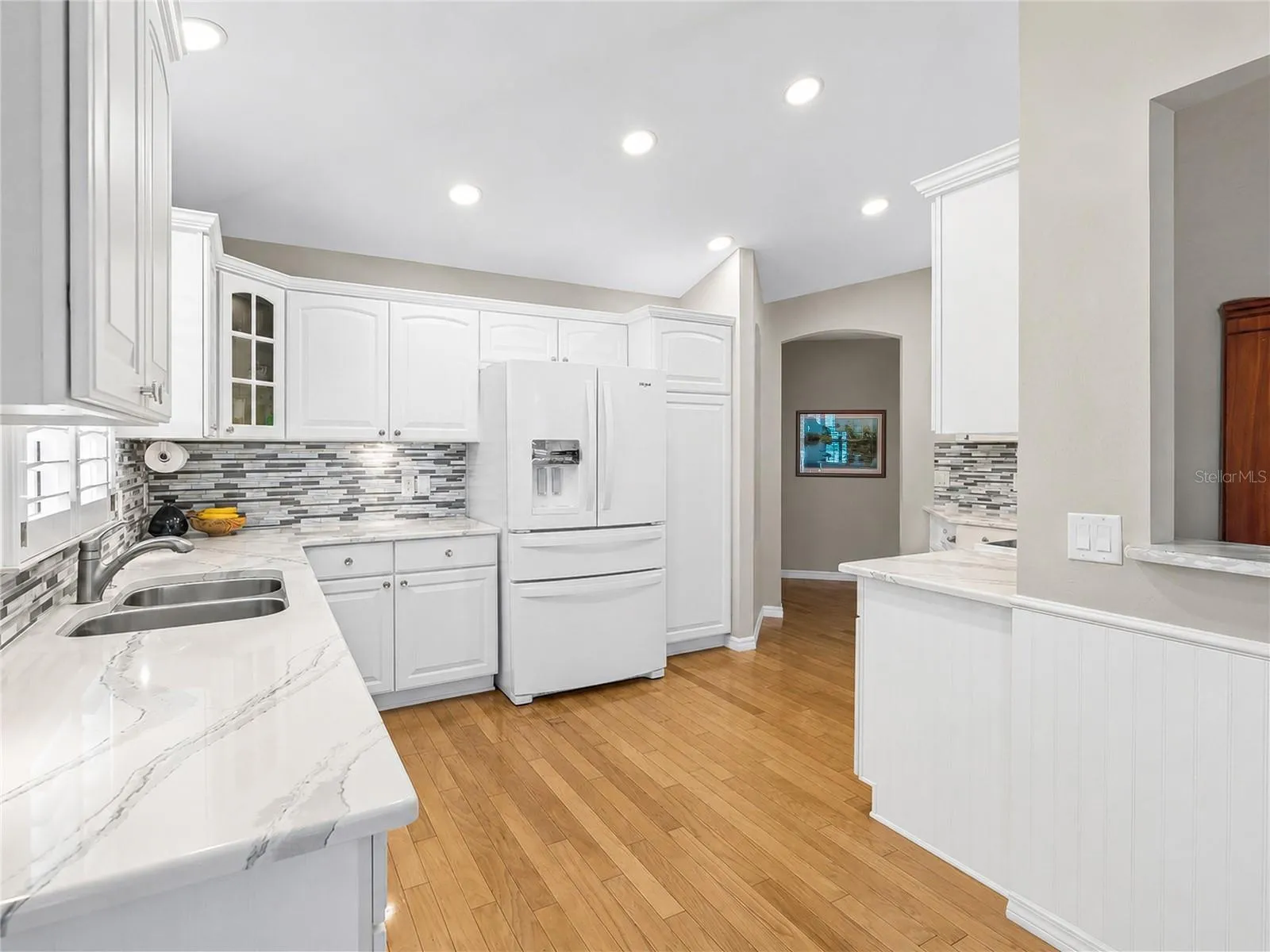 SPACIOUS KITCHEN WITH ABUNDANCE OF CABINETS