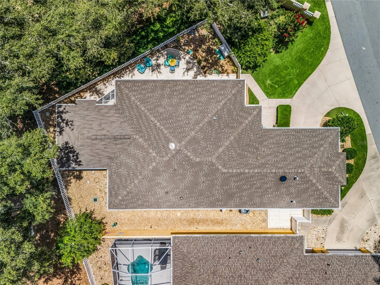 PRIVATE YARD - WRAPS AROUND ENTIRE VILLA (...A RARE FIND!...)