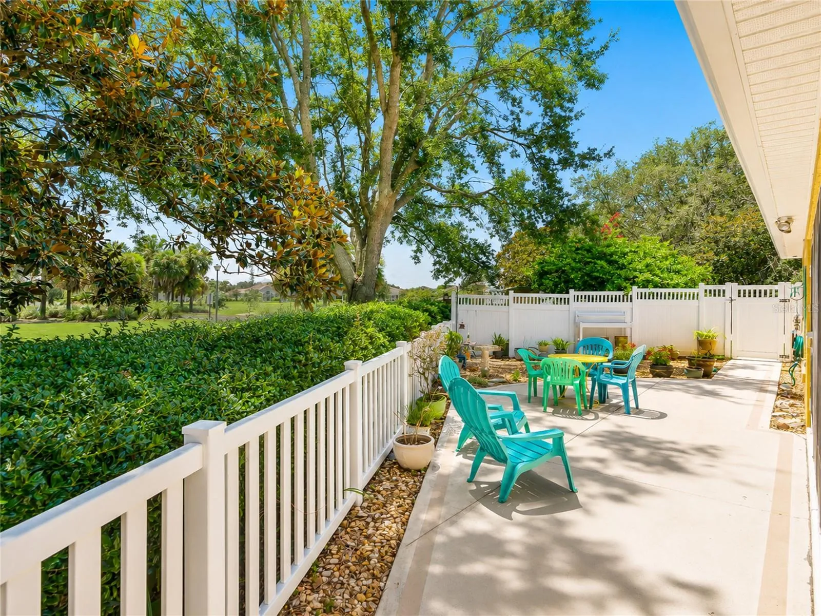 LARGE (AND PRIVATE!) OUTDOOR LIVING SPACE