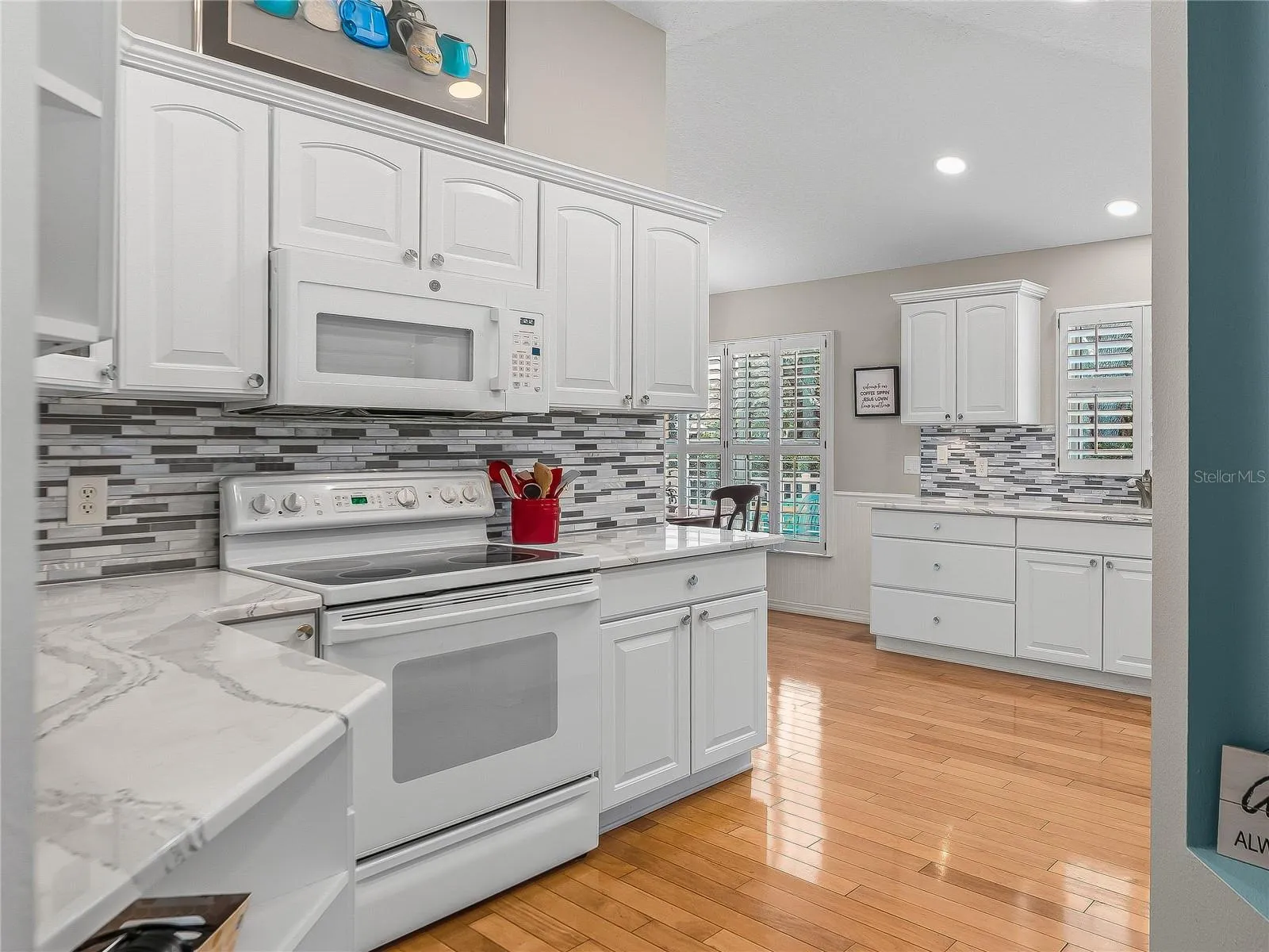 SPACIOUS KITCHEN WITH ABUNDANCE OF CABINETS