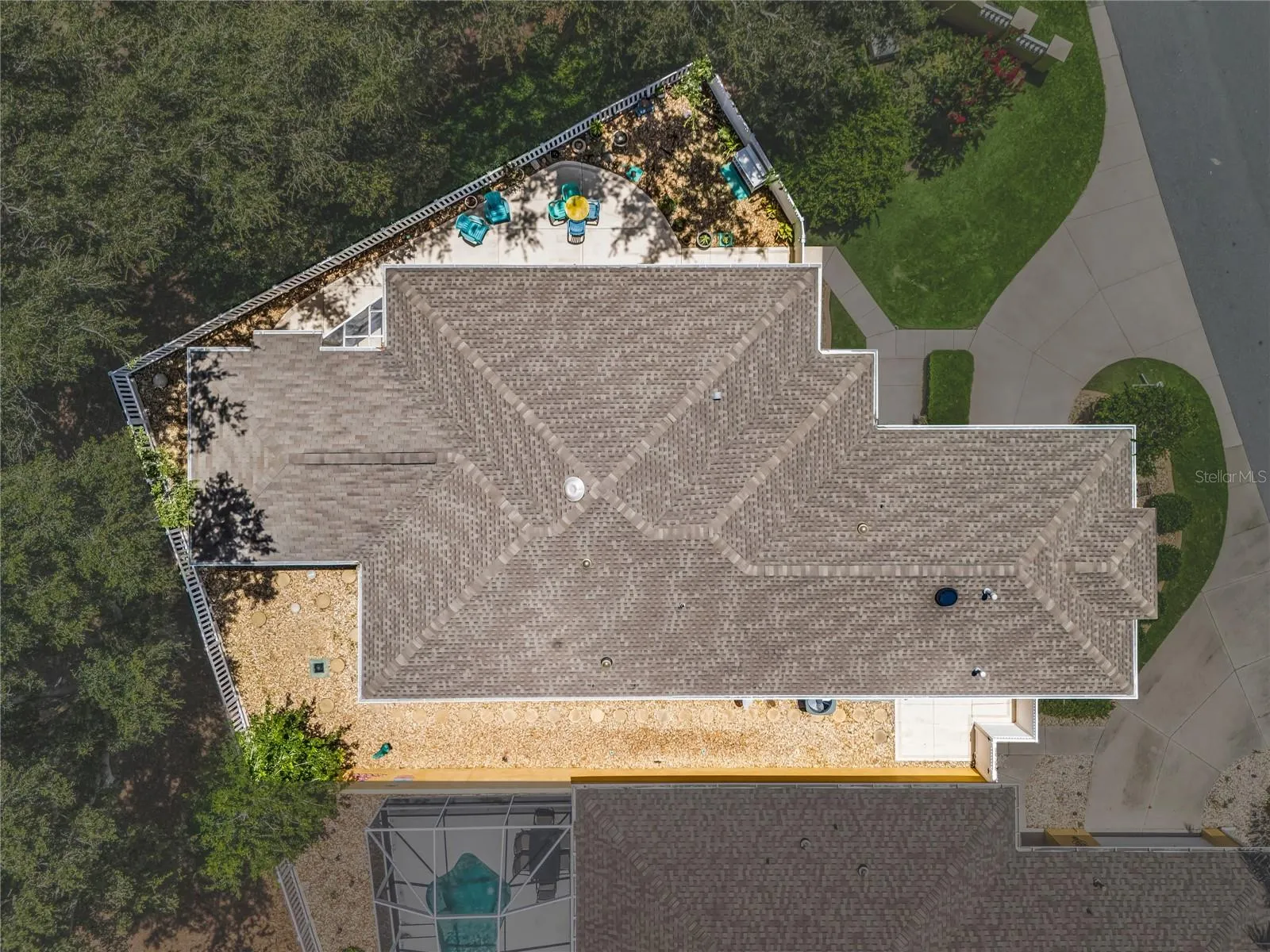 PRIVATE YARD - WRAPS AROUND ENTIRE VILLA (...A RARE FIND!...)