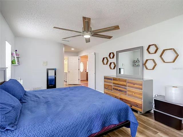 Master Bedroom (Great size!)