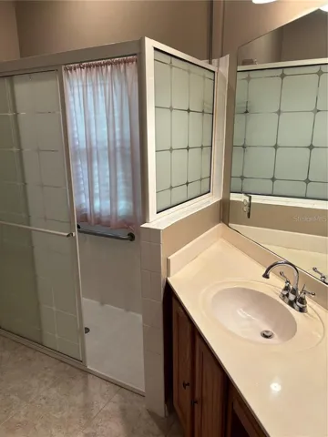 Primary en-suite bathroom
