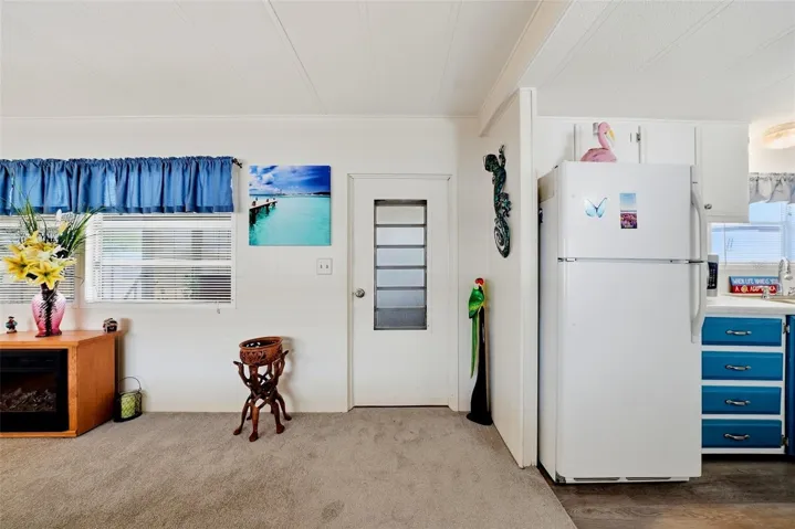 Door to side lanai!
