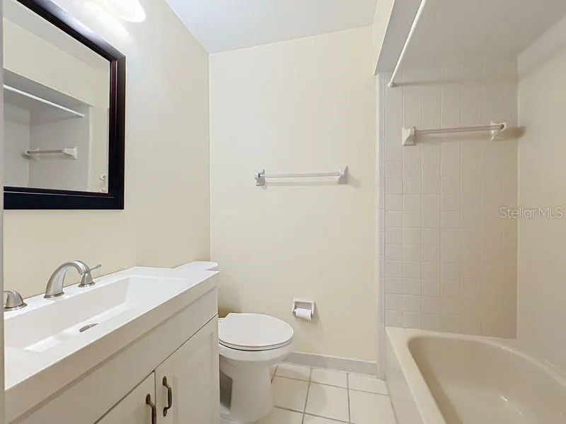 Updated Guest Bathroom w/Tub