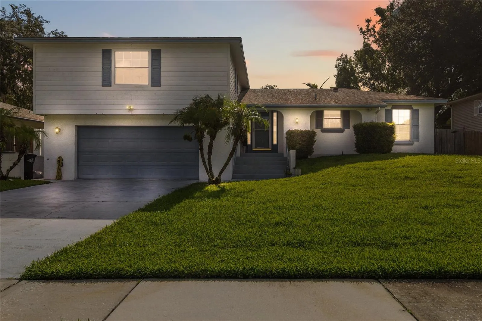 5 BR / 2.5 BA, 2400 sq ft, Tri-level POOL home in Spring Oaks