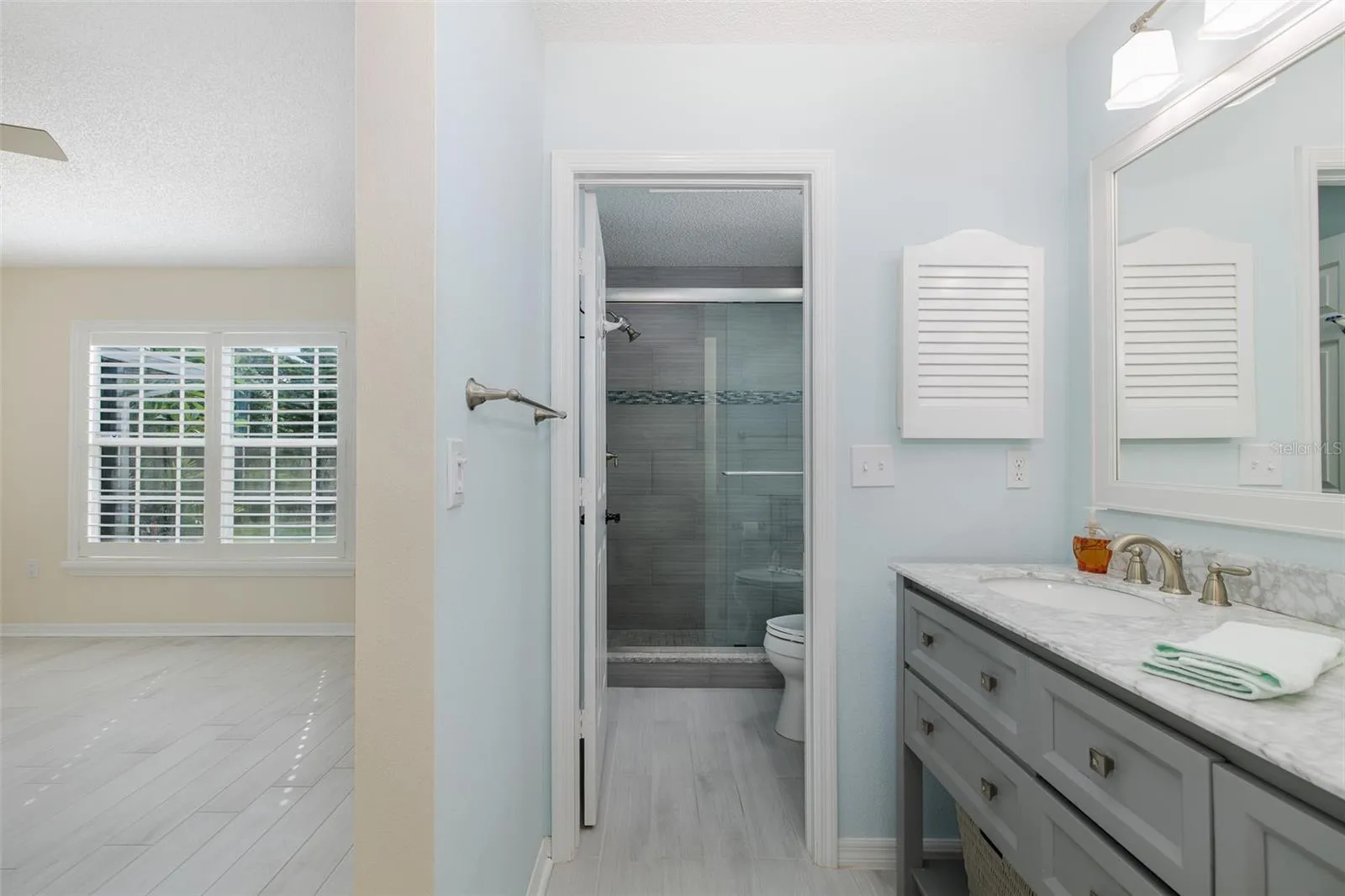 EnSuite  has separate area for shower and toilet with door for privacy.