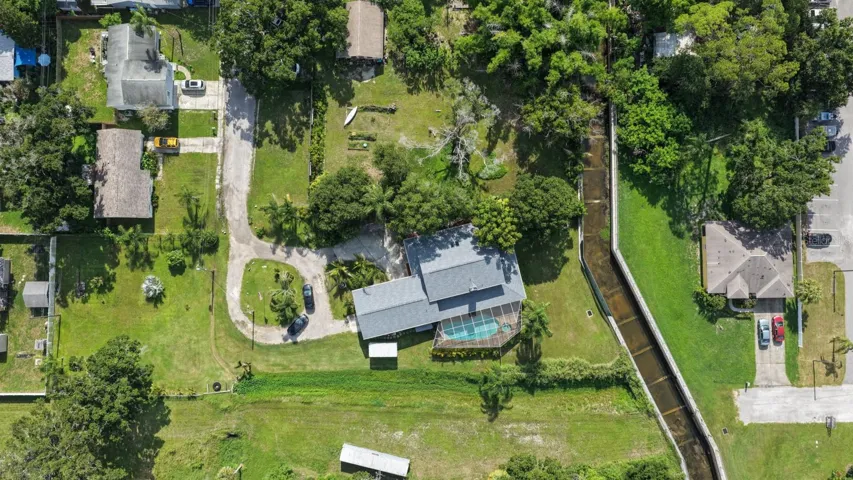 Massive Yard and Private Setting