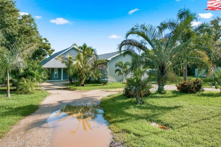 Welcome Home to this Pinellas Park Retreat!