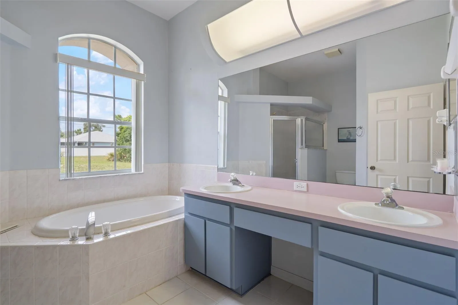 Bedroom suite bath