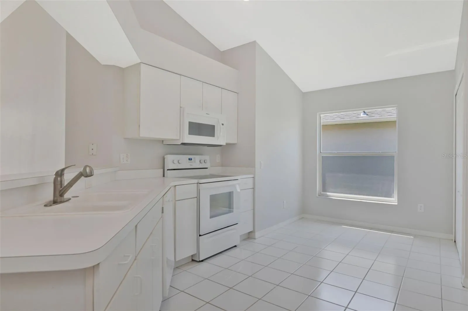 Kitchen w/ Dining Nook Area