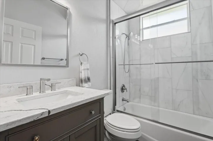 Updated hall bathroom w/ tub/shower combo
