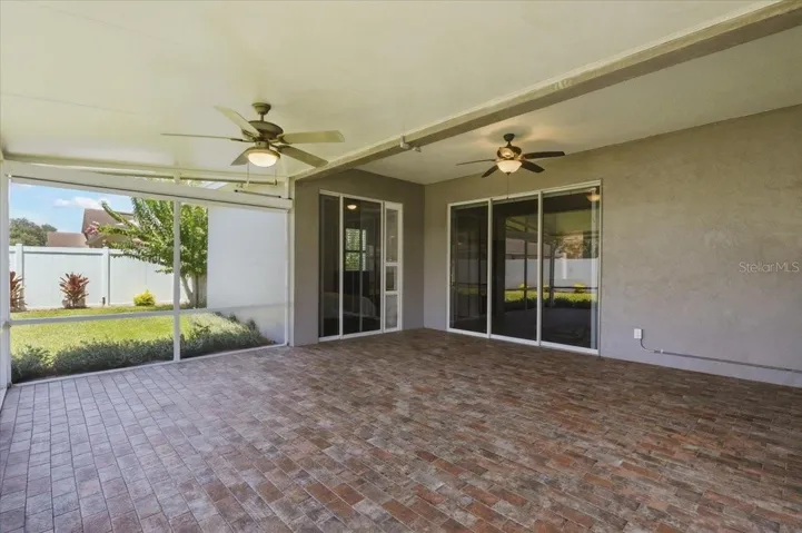 Lg scr patio w/ remote controlled sun shade