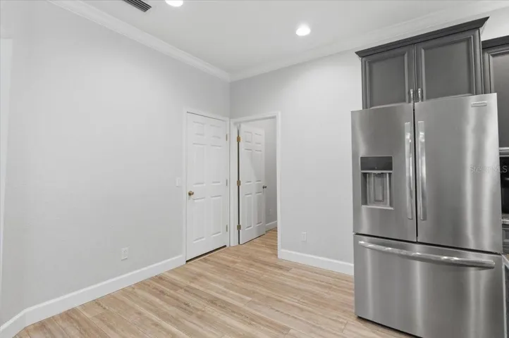 Laundry rm & garage flows off kitchen