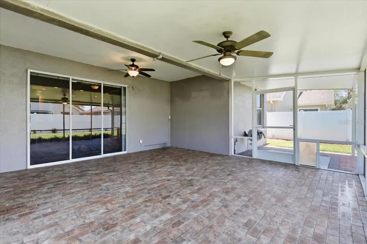 Scr patio w/ doggy door