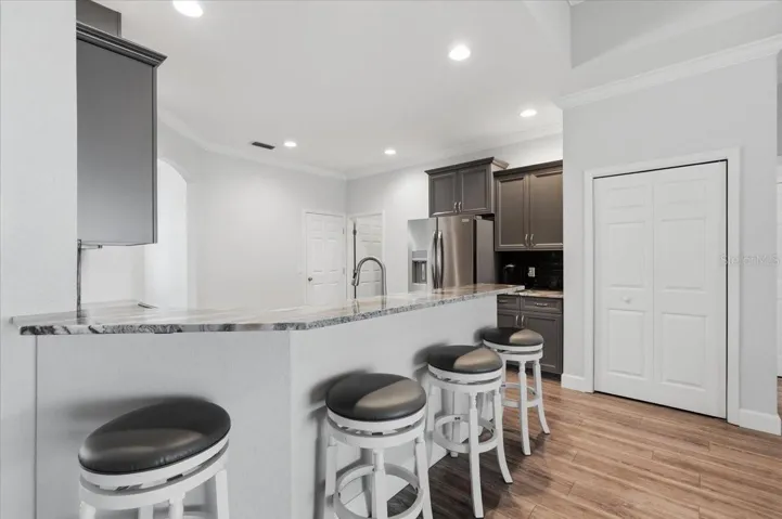 Bi-level breakfast bar