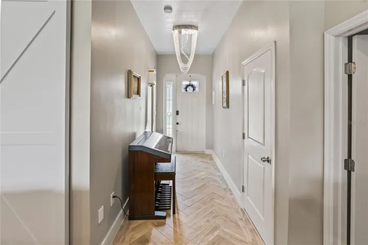 Foyer w 10' ceilings