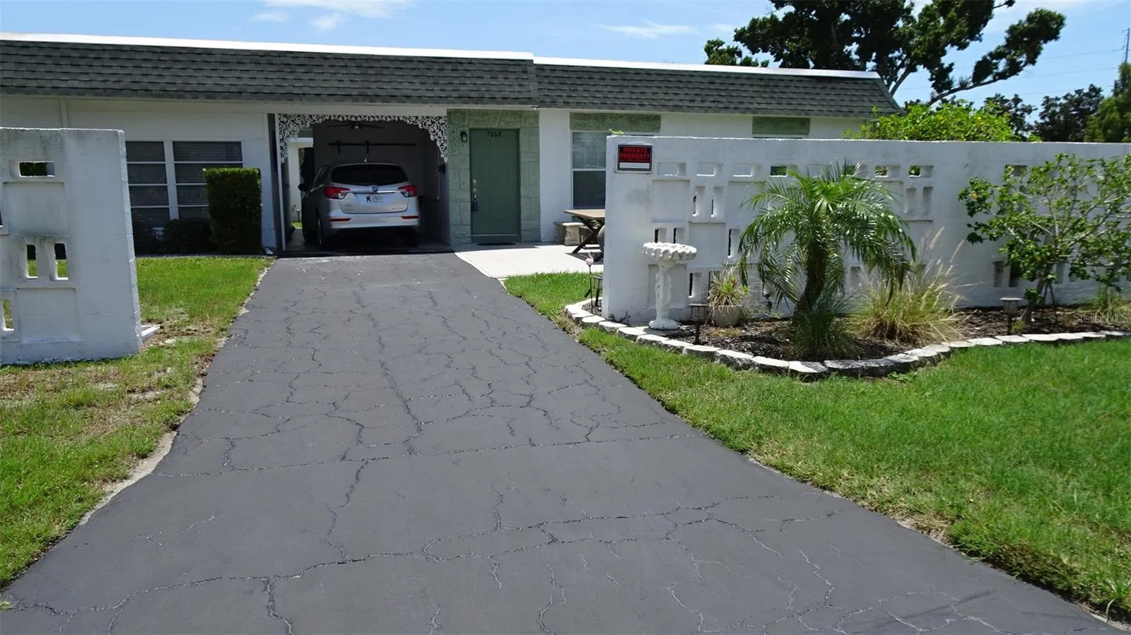 Corner unit, long driveway only on 40th Ave. villas