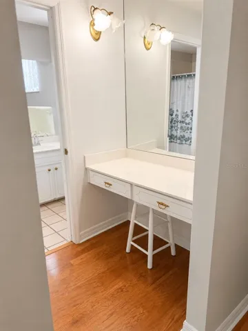Powder room between bed 1 and bath 1