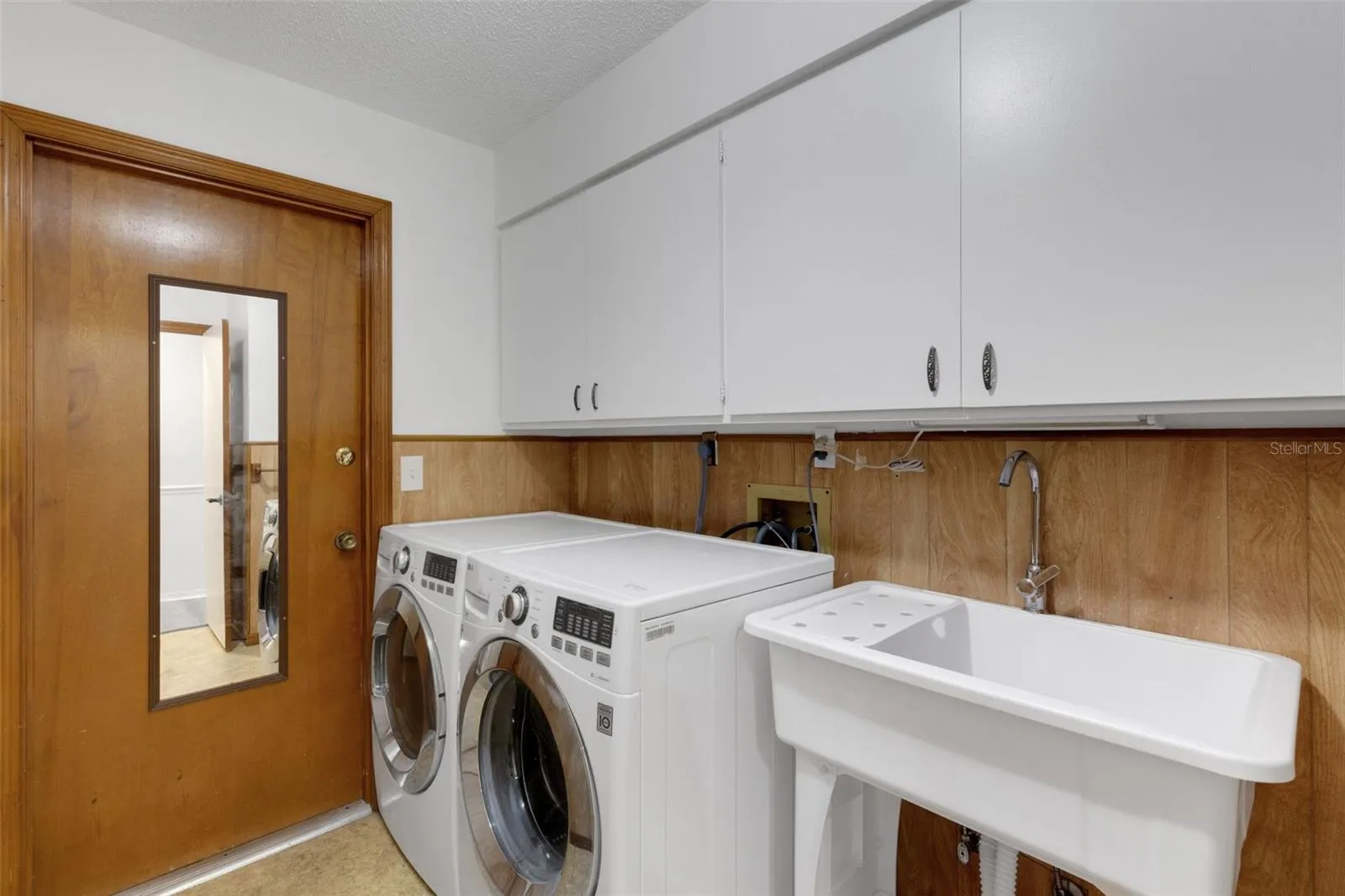 Ample storage, brand new oversized utility sink.