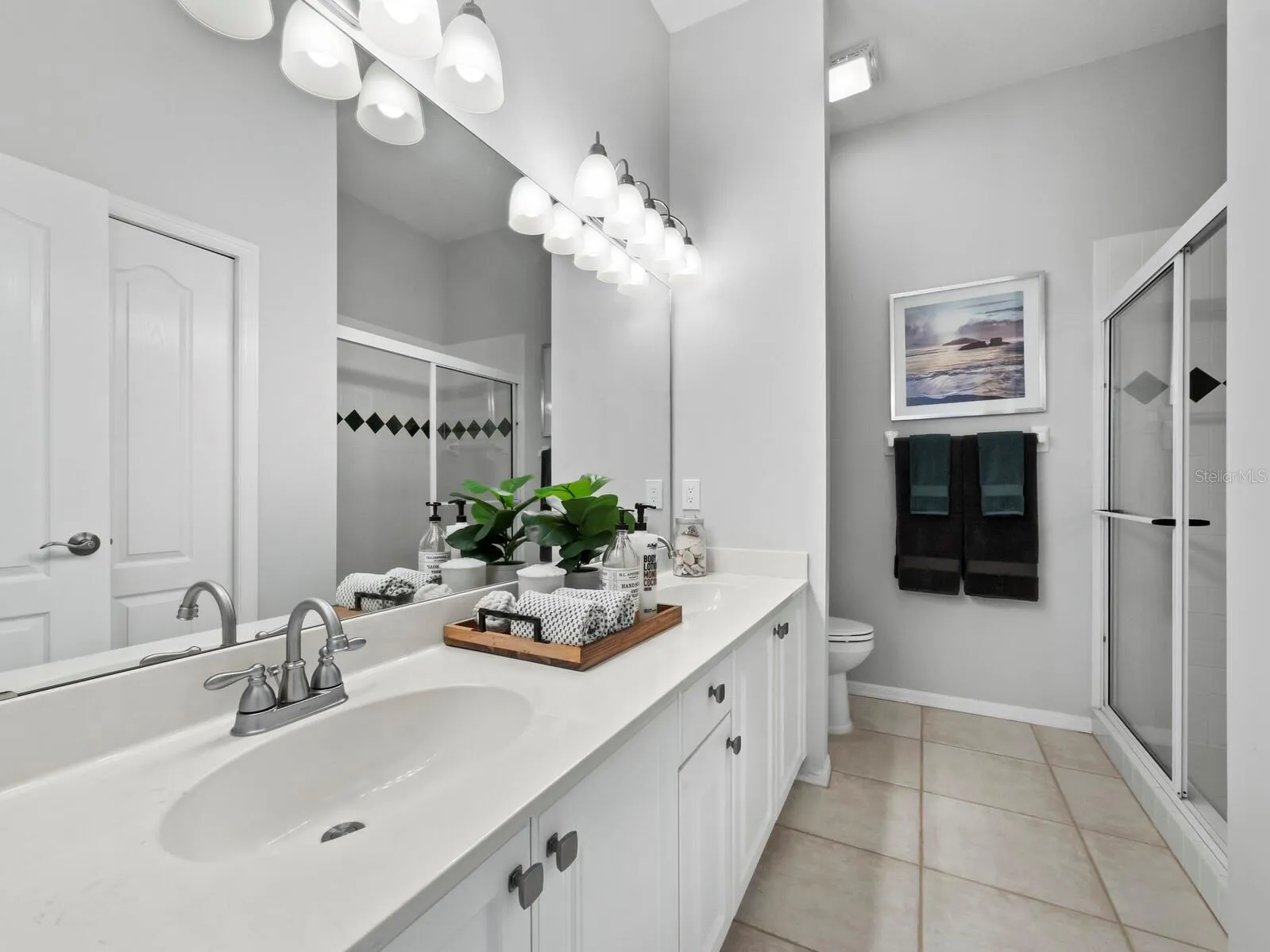 Large bathroom, next to the 3rd bedroom, perfect for guests.
