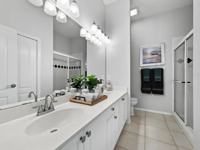 Large bathroom, next to the 3rd bedroom, perfect for guests.