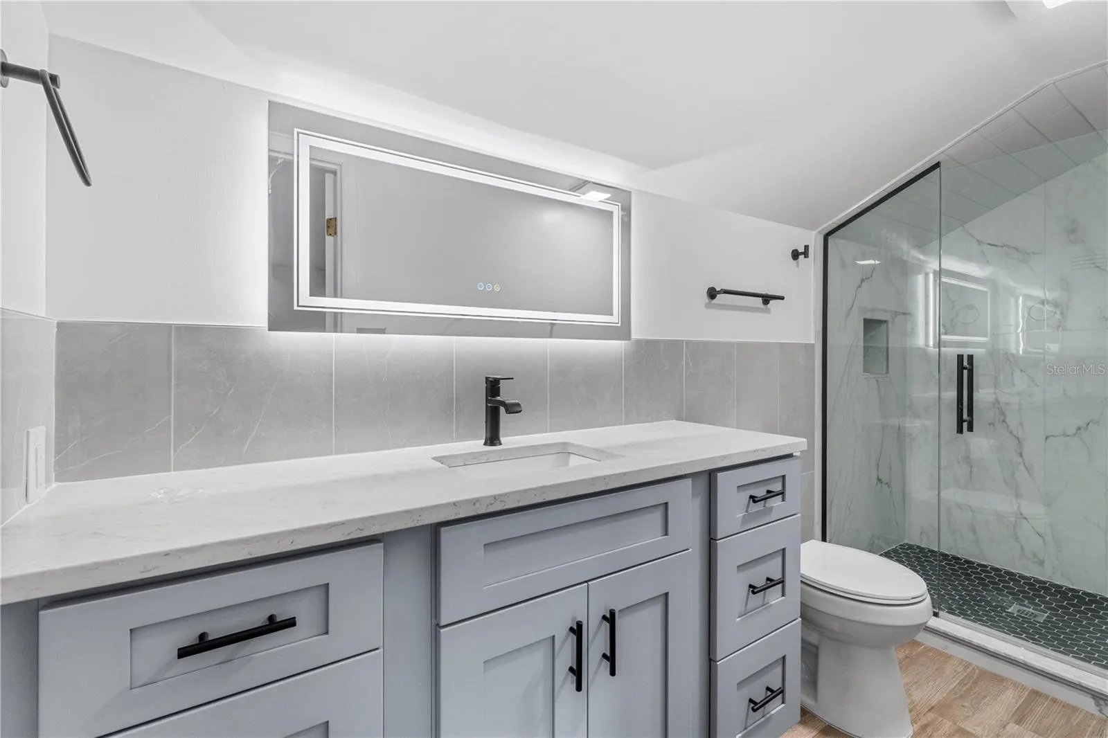 Upstairs 5th Bed/Loft Bathroom