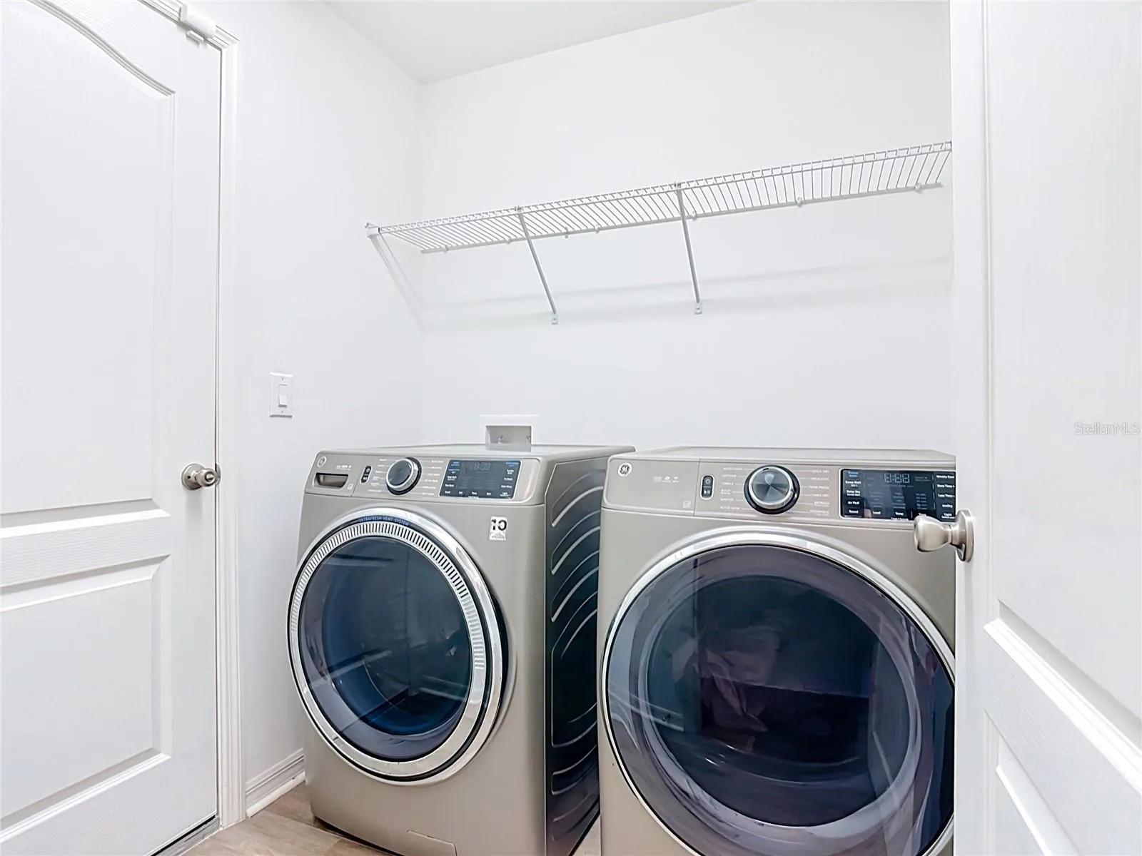 Laundry room and smart appliances included