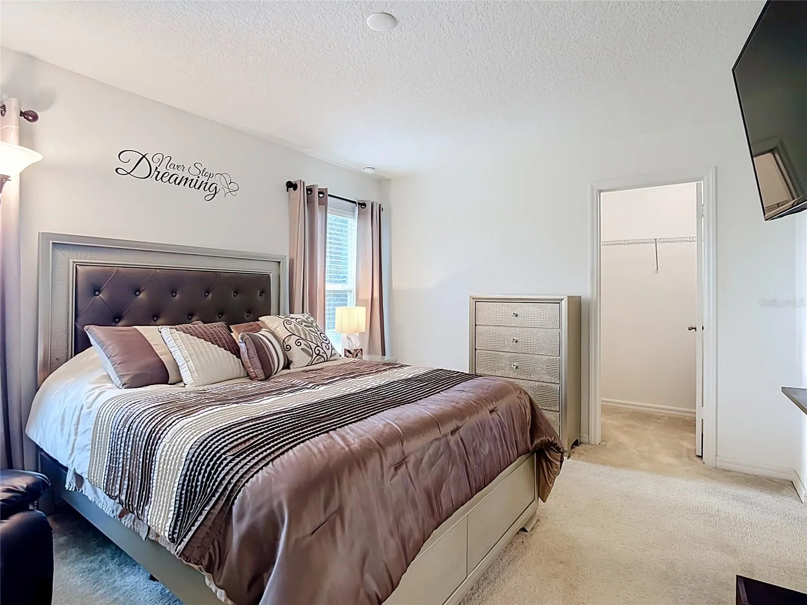 Primary suite with walk in closet