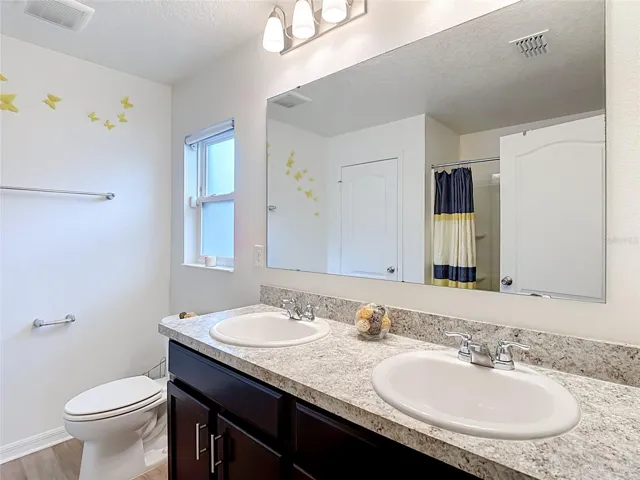 Owner's en-suite bathroom with dual sink